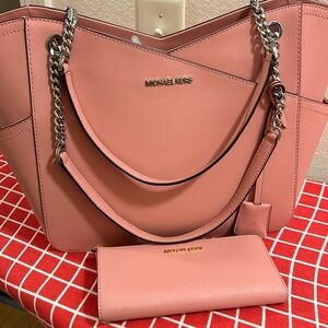 Beautiful Women Pink Leather tote bag, brand new, never used.